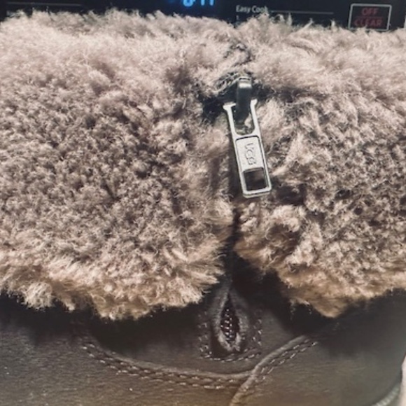 BRAND NEW NEVER USED UGG Fur Trim Boots (Booties) 9.5 US - Picture 12 of 13